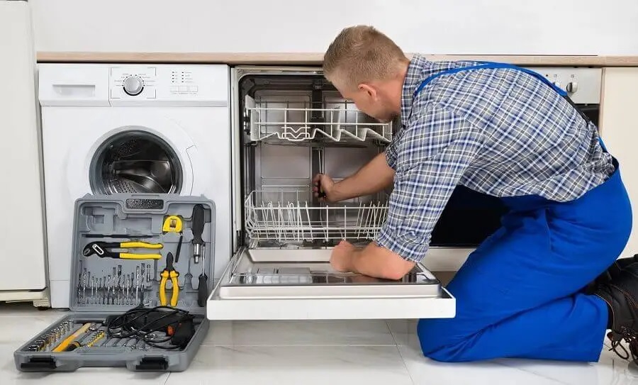 Polatlı Luxell servisi teknisyen ekibi beyaz eşya tamiri yaparken